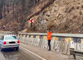 Trafic rutier întrerupt pe DN 17B după ce pietre desprinse de pe versant au căzut pe şosea, blocând ambele sensuri