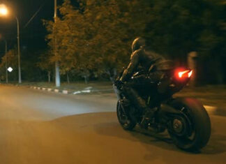 Două persoane au fost grav rănite în urma coliziunii dintre o mașină și o motocicletă în Suceava