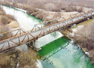 Încă un pod din Moldova e în pericol major. Prin găurile podului care leagă Botoșani de Suceava se vede râul Siret