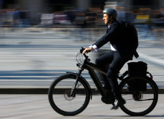 Sucevean de 84 de ani, aflat pe o bicicletă electrică, accidentat mortal de un tractor. Șoferul nu avea utilajul înmatriculat și are acum două dosare penale