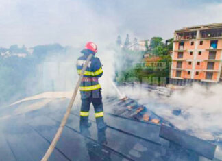 Un incendiu provocat de scânteile unui coș de fum deteriorat a izbucnit într-un bloc din Suceava. 12 persoane s-au autoevacuat