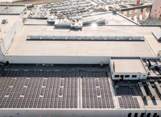 Grupul IULIUS a montat panouri fotovoltaice pe toate proprietăţile din portofoliu, inclusiv pe Iulius Mall Suceava, care vor produce 5.500 MWh anual, la nivel de grup