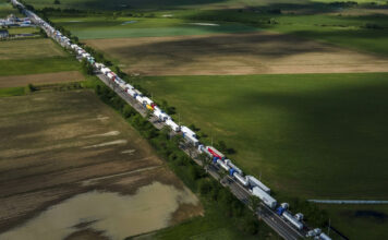 Traficul în Vama Siret a fost reluat. Un număr mare de camioane așteaptă să intre și să iasă din țară