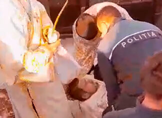 Un preot ortodox s-a întins în faţa porţii unui cimitir din Suceava pentru a bloca o înmormântare în stil penticostal