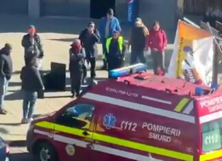 O femeie de 82 de ani din Gura Humorului a ajuns la spital semiconștientă după ce a fost lovită de un cort electoral al partidului extremist AUR luat de vânt